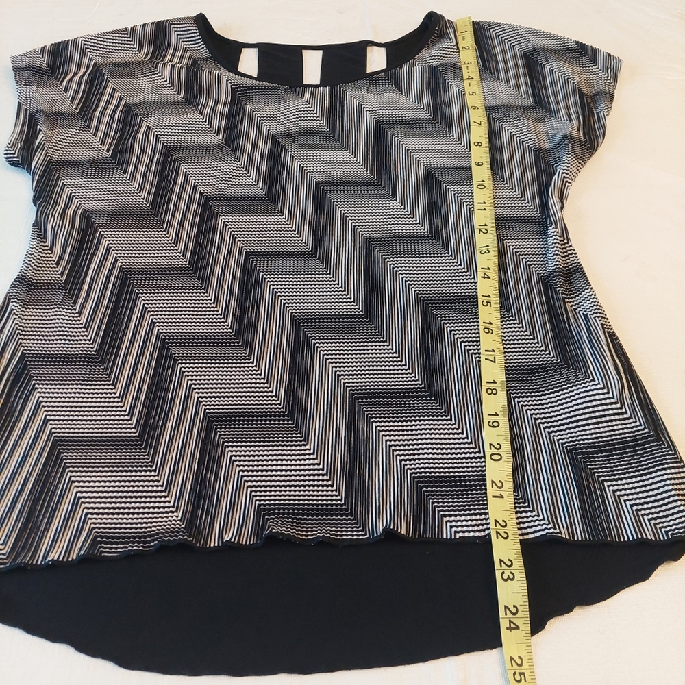 Dressbarn Black White Chevron Pattern Blouse Open Back Business Casual Size PM - Picture 8 of 10